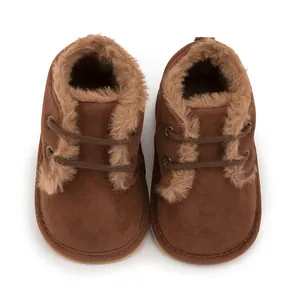 Detailansicht warmer brauner Babyschuhe mit weichem Plüschfutter und rutschfester Gummisohle