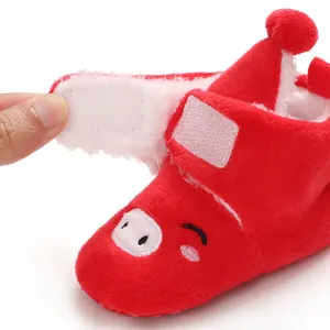 Gros plan détaillé d'une botte de neige en peluche rouge avec doublure polaire douce