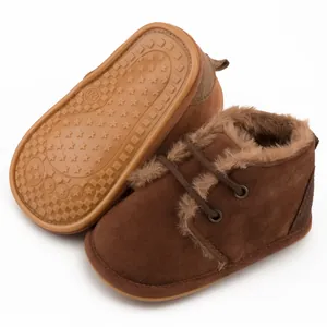 Gefütterte Baby-Winterschuhe mit rutschfester Gummisohle und Profil-Detailansicht.