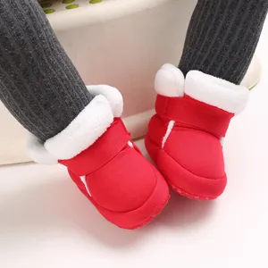 Detailopname van rode babykatoenen schoentjes met witte imitatiebontrand voor de winter