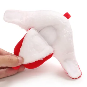 Gros plan montrant l'intérieur en peluche blanche douce et le scratch des bottes bébé