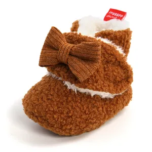 Warmer brauner Babyschuh mit dekorativer Schleife und weichem Plüschfutter.