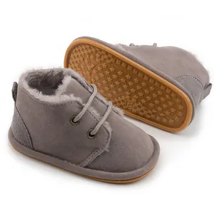 Detailansicht grauer Baby-Winterschuhe mit weichem Plüschfutter und Gummisohle