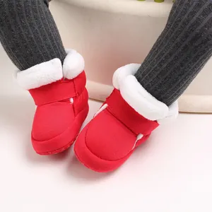 Close-up van warme rode baby winterlaarzen met witte pluche voering en zachte zolen