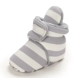 Detailaufnahme der grau-weiß gestreiften Baby-Schneestiefel mit weichem Plüschfutter