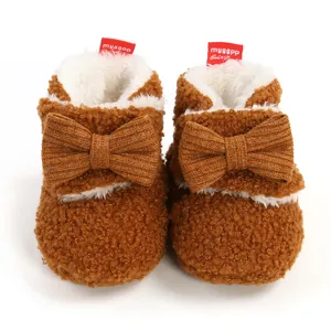 Detaillierte Frontansicht weicher brauner Plüsch-Baby-Winterstiefel mit Schleife und Kunstfell