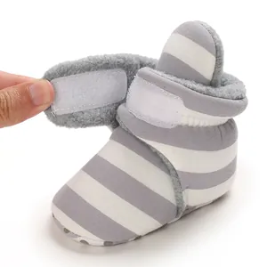 Nahaufnahme eines Baby-Winterstiefels mit verstellbarem Klettverschluss und warmem Fleecefutter