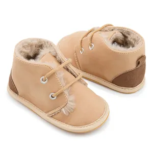 Detailansicht warmer, mit Fleece gefütterter Babyschuhe mit weichem Kunstfellbesatz