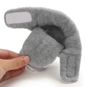 Nahaufnahme von warmem grauem Fleece-Babyschuh mit verstellbarem Klettverschluss-Detail