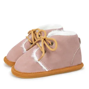 Detailansicht der rosa gefütterten Baby-Lauflernschuhe mit rutschfester Gummisohle.