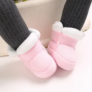 Detailopname van roze babyboots met zachte pluche voering en klittenbandsluiting