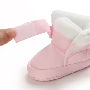Detail van roze baby katoenen laarsje met klittenbandsluiting voor een goede pasvorm.