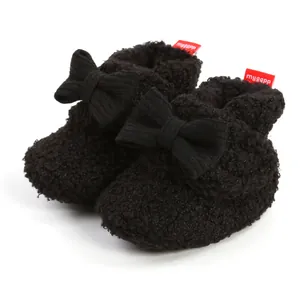 Detailansicht schwarzer Fleece-Babystiefel mit einem charmanten dekorativen Schleifendesign