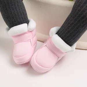 Close-up van roze baby katoenen schoentjes gevoerd met zachte fleece voor de winter