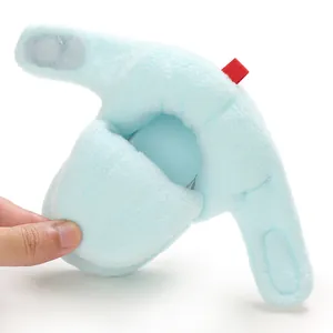 Detailopname van lichtblauwe zachte pluche babysneeuwlaars met flexibele zooltextuur