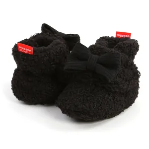 Detailansicht schwarzer, flauschiger Baby-Winterstiefel mit Schleife und warmem Futter.