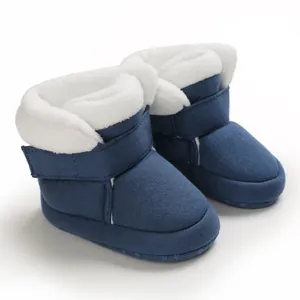 Detail van zachte babykatoenen laarsjes met warme voering en antislipzool in blauw.