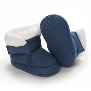 Detailweergave van blauwe baby winterlaarzen met zachte bontvoering en antislipzool