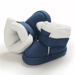 Detailweergave van de donkerblauwe babylaarzen met zachte zool en warme fleecevoering.