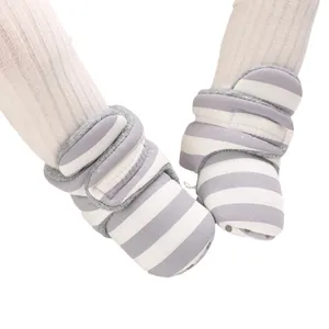 Warme grau-weiß gestreifte Baby-Winterstiefel mit weichen Sohlen und gemütlichem Plüschfutter