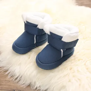 Gedetailleerd overzicht van marineblauwe babylaarzen met zachte witte pluche voering en band