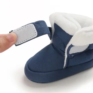 Detailopname van een blauwe babykatoenen schoen met een verstelbare klittenbandsluiting.