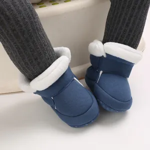 Detail van blauwe babywinterschoenen met witte voering van imitatiebont en antislipzool