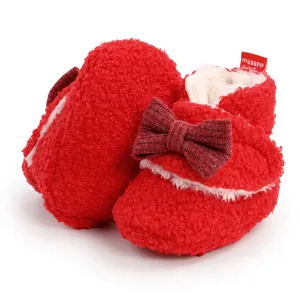 Detailansicht der roten flauschigen Sherpa-Babystiefel mit niedlicher Schleife und Futter