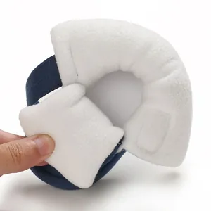Detailopname van de zachte witte fleece voering van de donkerblauwe katoenen babyschoentjes