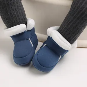 Gedetailleerd zicht op blauwe fleece babylaarsjes met zachte zool voor baby's van 0-1 jaar