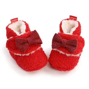 Detailansicht von roten Baby-Plüschschuhen mit dunkelroter Schleife und Fleecefutter