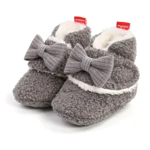 Warme graue Baby-Plüschstiefel mit dekorativer Schleife und weißem Kunstpelzbesatz