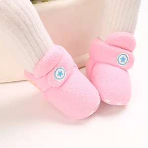 Vista dettagliata stivaletti neonato in pile rosa con stella blu per calore invernale