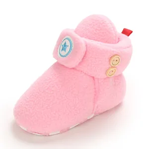 Detail van roze gevoerde babysneeuwwaarzen met sterrenpatch en zachte flexibele zool