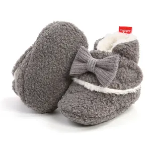 Detailansicht graue flauschige Babystiefel mit Schleife und warmem Fleecefutter