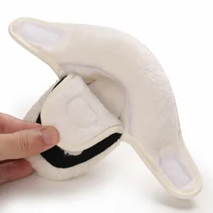 Dettaglio dell'interno foderato in peluche e del velcro dello stivaletto neonato.