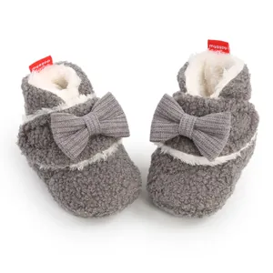 Weiche graue Babystiefel aus Kunstpelz mit Strickschleife für kuschelige Wintertage