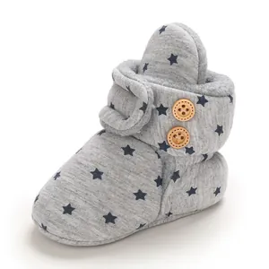Botas de nieve grises para bebé con estrellas azul marino y botones de madera decorativos