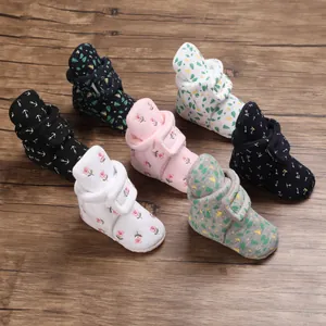 Verschiedene warme Fleece-Babystiefel mit Blumen- und Ankermustern für 0-1-Jährige.