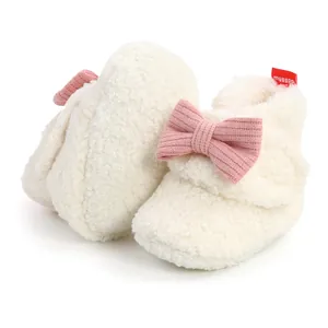 Weiche flauschige weiße Baby-Winterstiefel mit niedlicher rosa Strickschleife für Kleinkinder