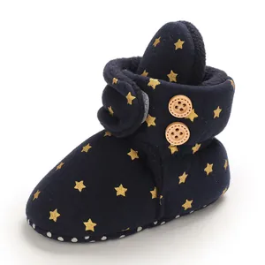 Detalle de botas de nieve para bebé azul marino con estrellas y forro polar cálido