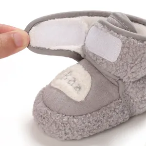 Dettaglio scarponcino invernale grigio per neonati con velcro e fodera in pile