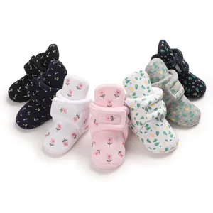 Weiche, gefütterte Baby-Lauflernschuhe mit bunten Blumen- und Blattmustern für den Winter.