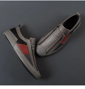 Κομψά ανδρικά παπούτσια slip-on με φερμουάρ και μοντέρνες κόκκινες και μαύρες λεπτομέρειες.