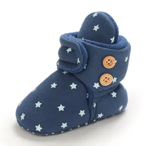 Detalle de botas de nieve para bebé en color azul con estrellas y forro polar cálido