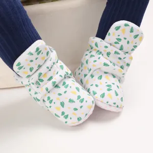Detailansicht weißer Babyschuhe mit Blattmuster und weichem warmem Futter für Kleinkinder
