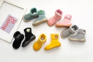 Bunte bestickte Baby-Lauflernschuhe mit warmem Fleece-Futter in verschiedenen Farben.