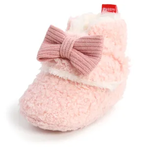 Weiche rosa gefütterte Babystiefel mit Strickschleife und warmem Plüschfutter für den Winter