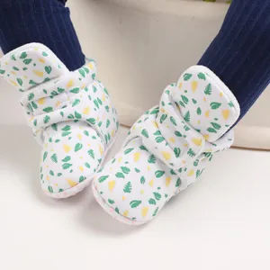 Detail von weichen Baby-Lernlaufschuhen mit Blattmuster und warmem Fleecefutter