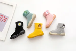 Kollektion von gefütterten Baby-Socken-Schuhen mit süßen Tierstickereien